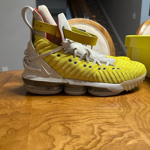 Nike LeBron 16 Harlem Fashion Row Size 13 shoes. - Picture 5 of 9